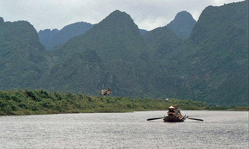 Huong Pagoda scenes through the lens of an international visitor 35 years ago
