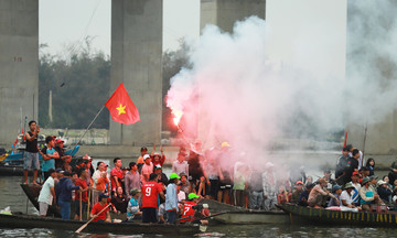 Boat capsizes during boat race viewing, a mother and her child die