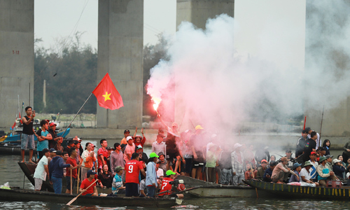 Boat capsizes during boat race viewing, a mother and her child die