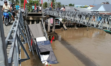 Bridge collapses in Can Tho