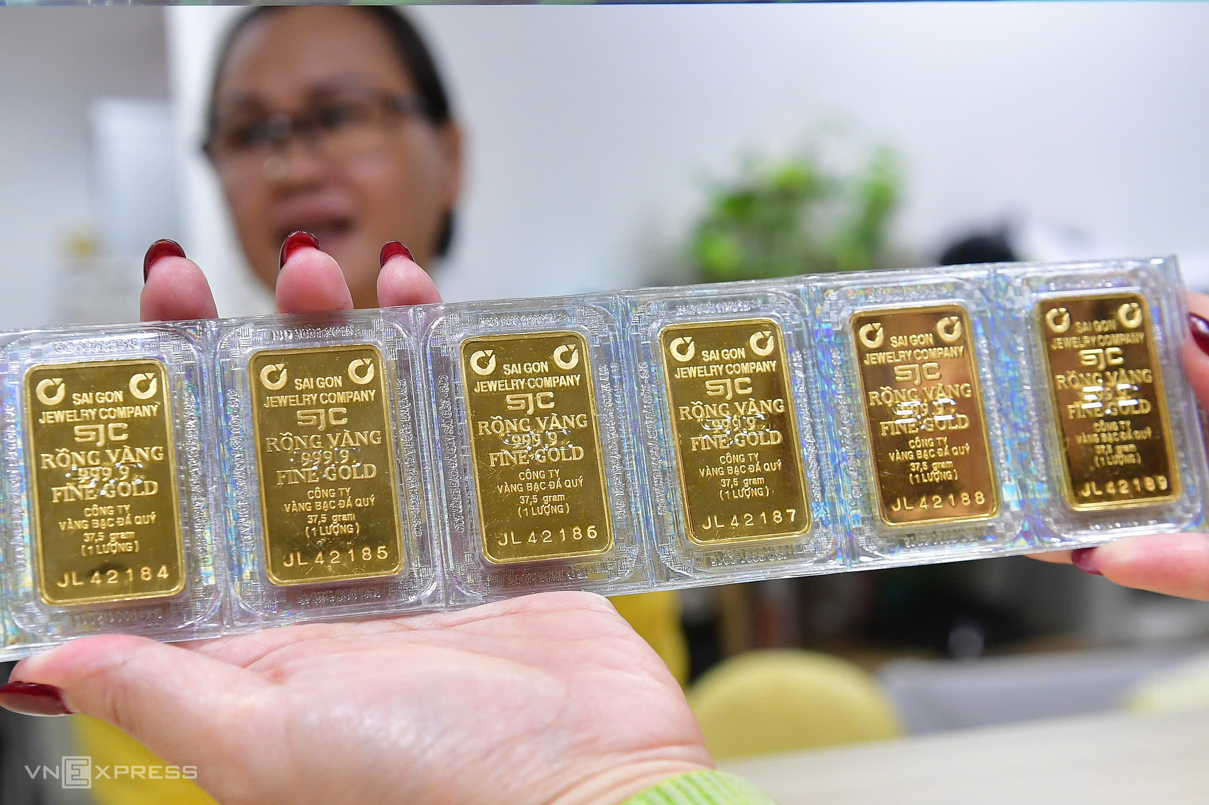 Gold tael price jumps by ba million VND to 187 million VND