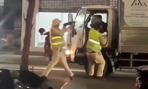 Traffic police use gun to subdue driver after alcohol checkpoint evasion