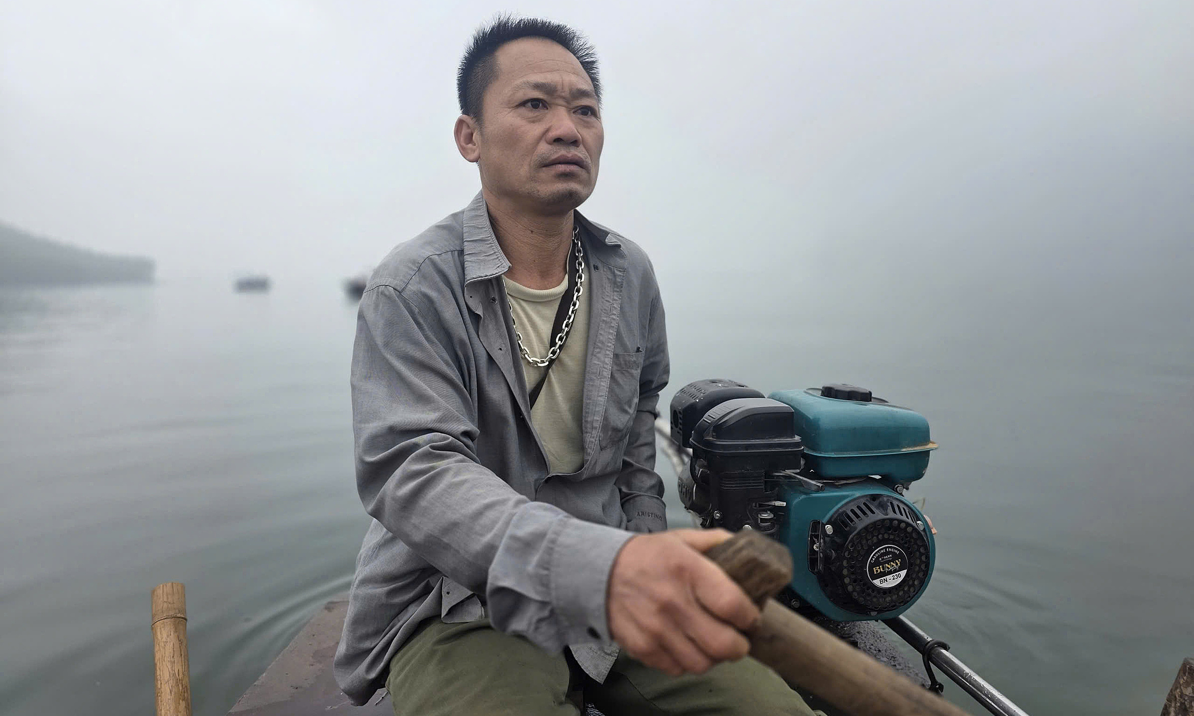 Man who rescued 6 victims on Thac Ba Lake awarded bravery medal