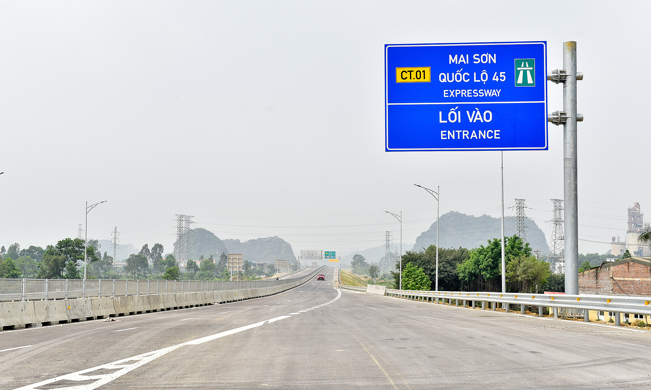 Can passenger cars use lane two on the Phap Van - Nghi Son expressway?
