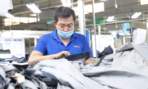 Factories 'race' to attract workers