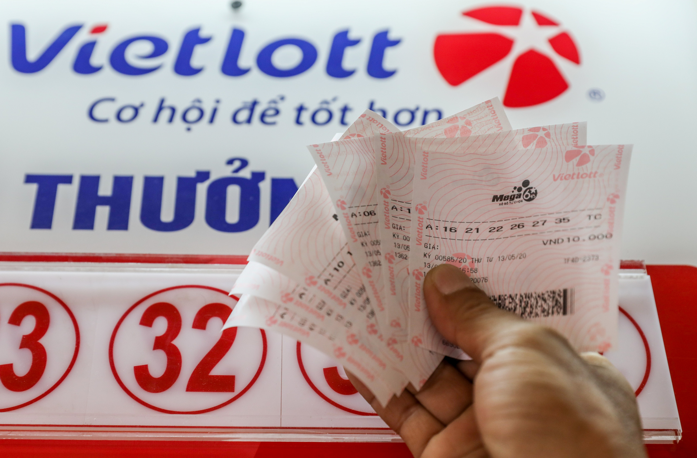 A customer wins over 114 billion dong in Vietlott jackpot
