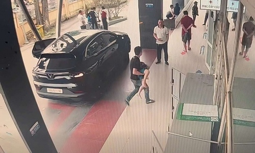 Driver runs red light to rush child to emergency