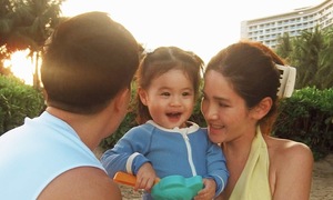 Thai beauty queen vacations in Nha Trang with husband and child