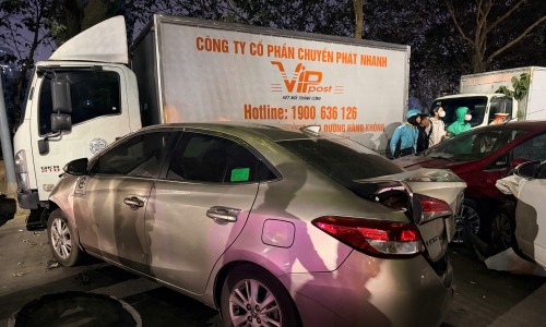 4-seater car causes multi-vehicle accident on Nguyen Chanh street