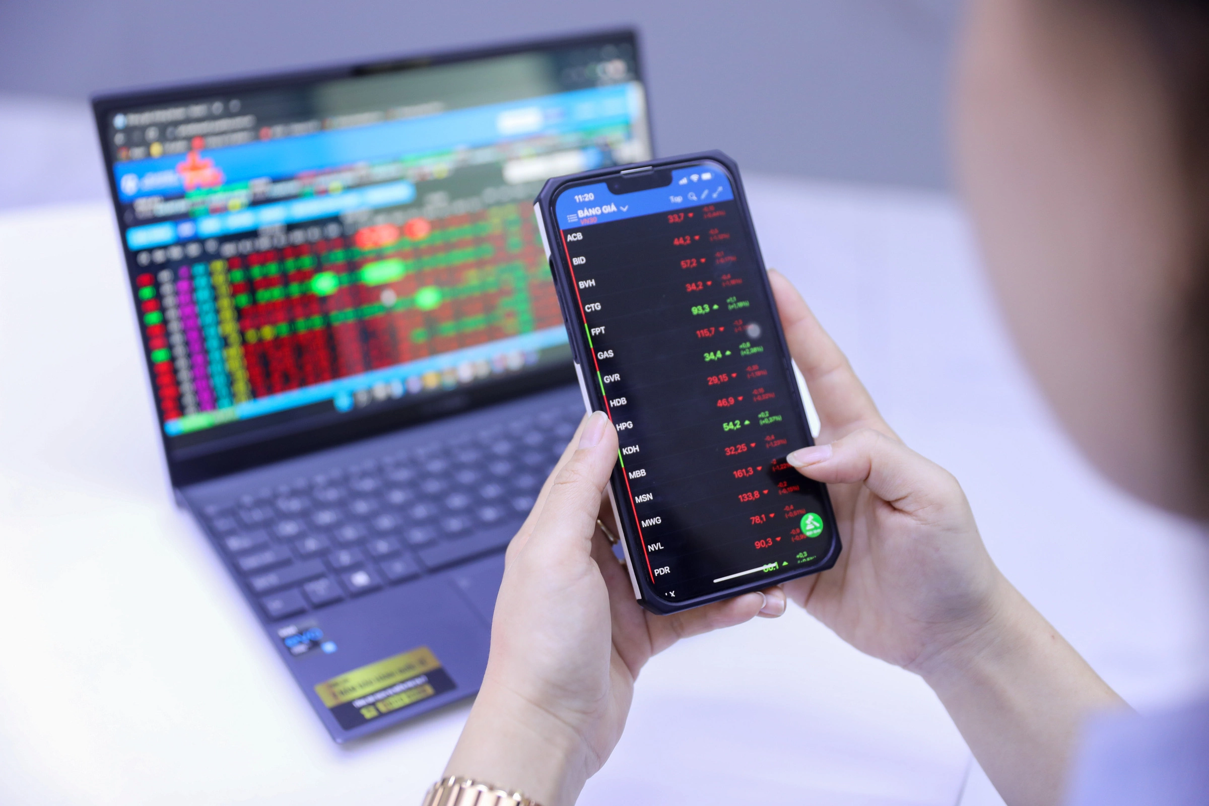 VN-Index loses over 40 points