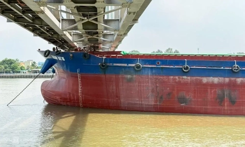 Barge hits Ghenh bridge due to 'captain's lack of observation'