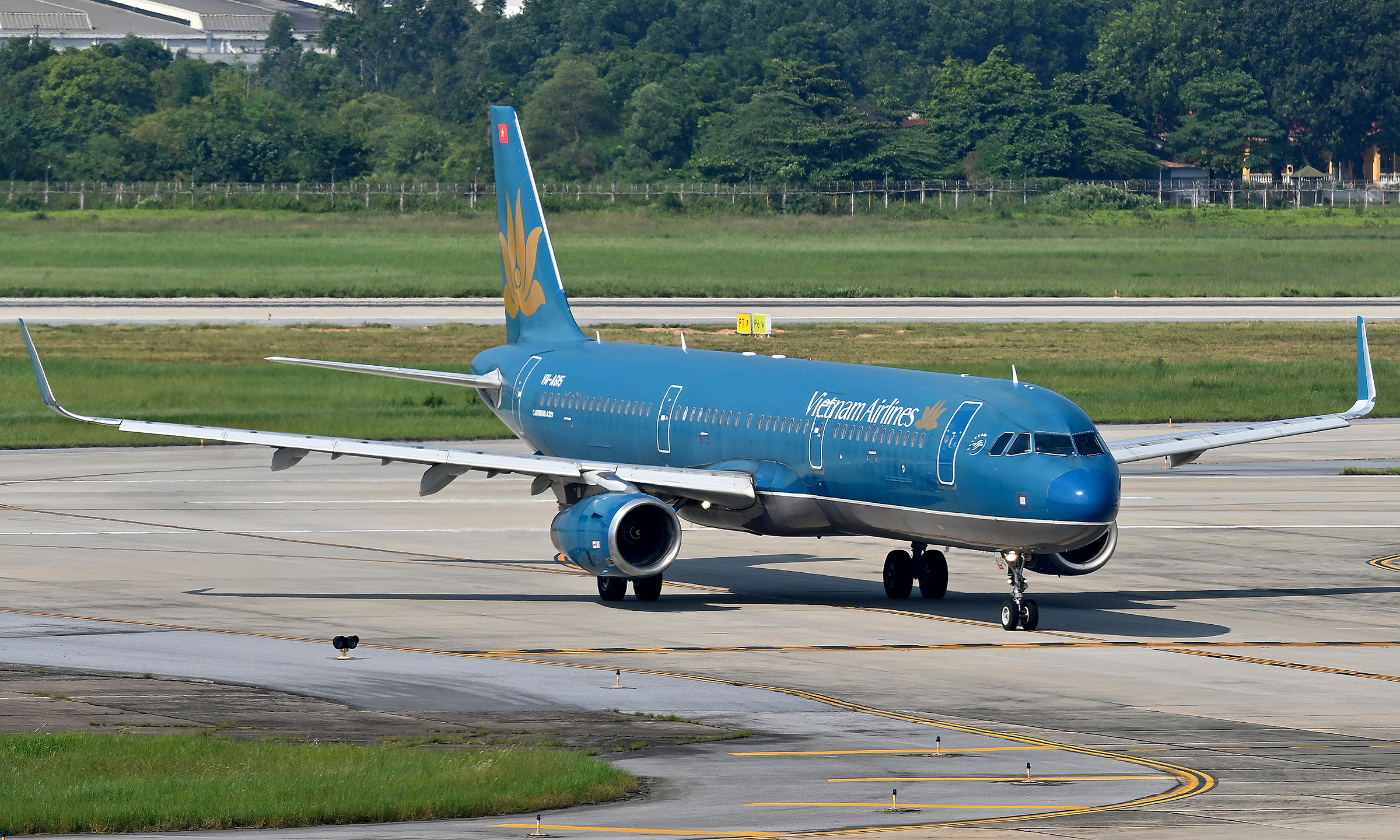 Vietnamese aviation faces rising costs as flights reroute to avoid middle east