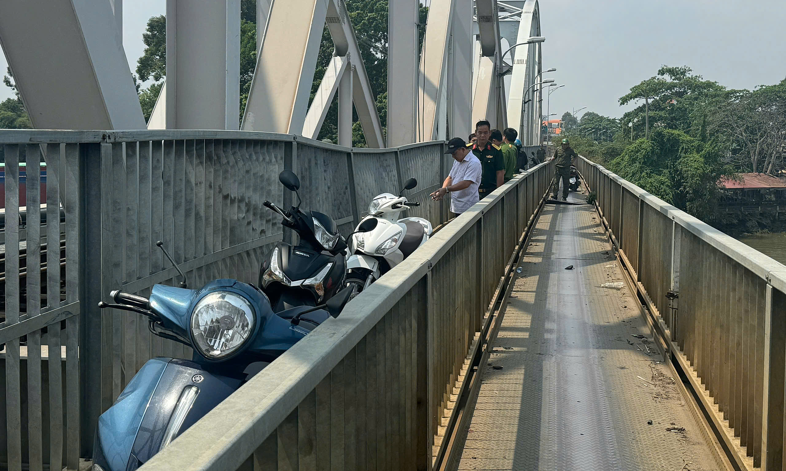 Barge collides with Ghenh bridge, several injured