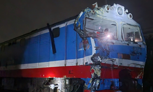 Tractor-trailer stuck on railway tracks, split in two by train collision