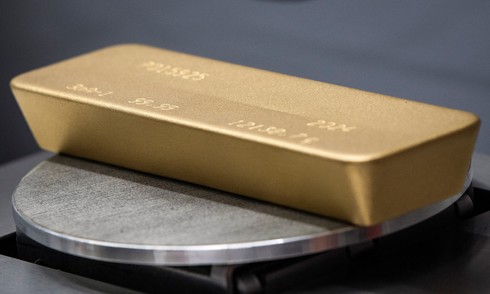 Global gold prices surge, crude oil exceeds 90 USD