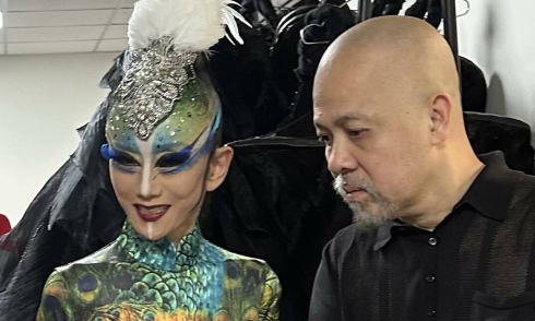 Designer Duc Hung gifts Ao Dai to 'Peacock' Yang Liping