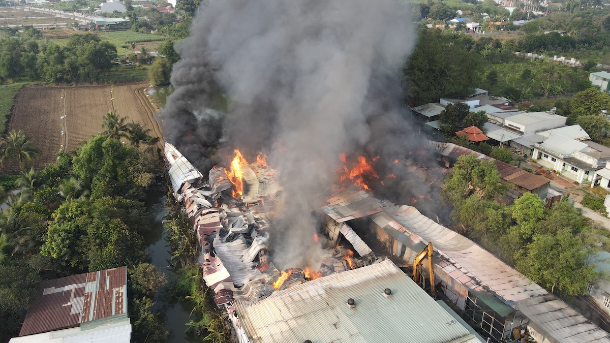 Large fire erupts at warehouse in Dong Nai