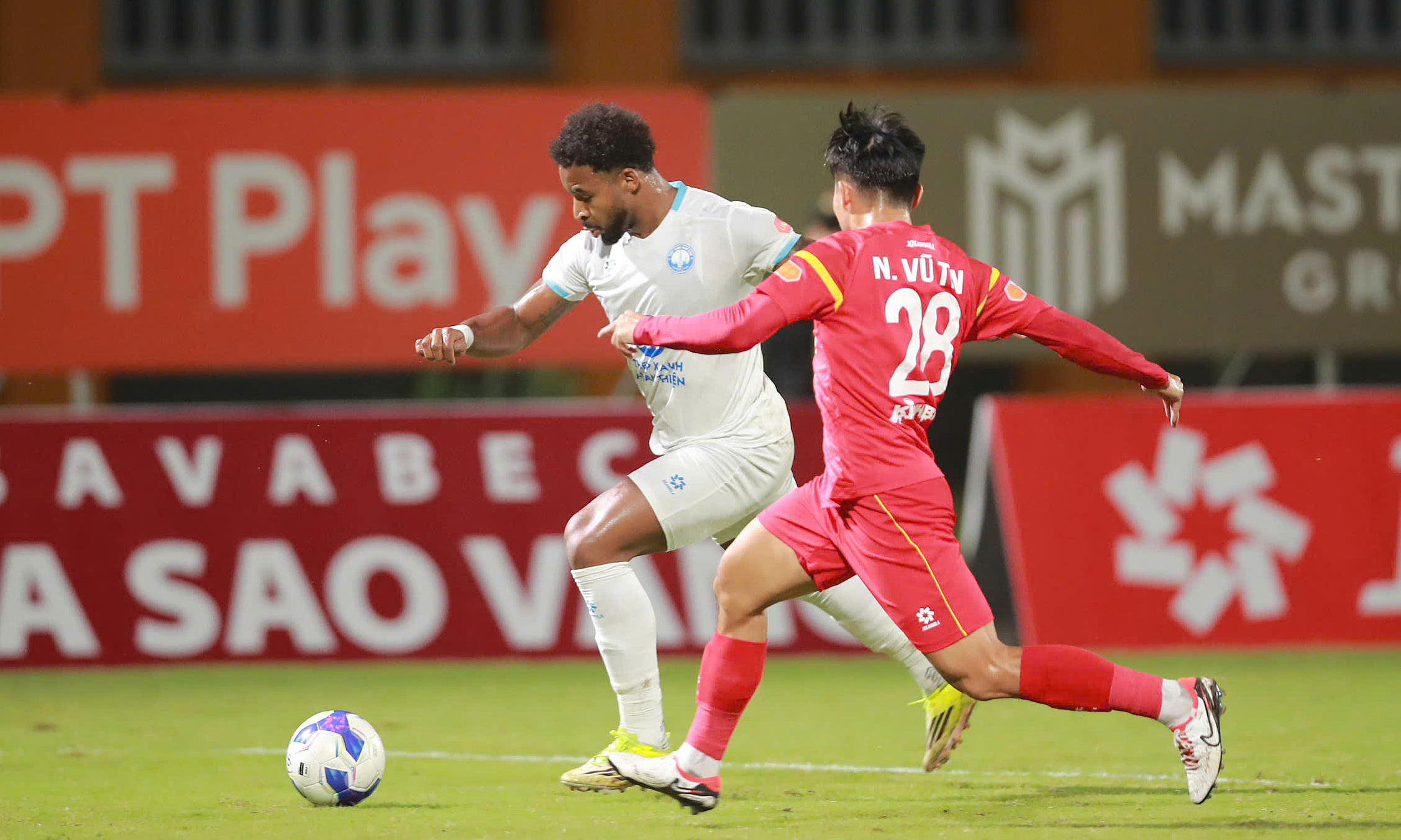 Nguyen Xuan Son's unfortunate misses in Nam Dinh's victory