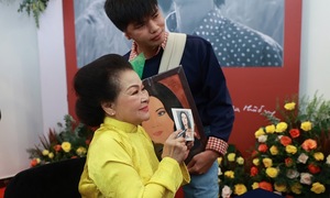 Fans, artists attend Khanh Ly's memoir launch