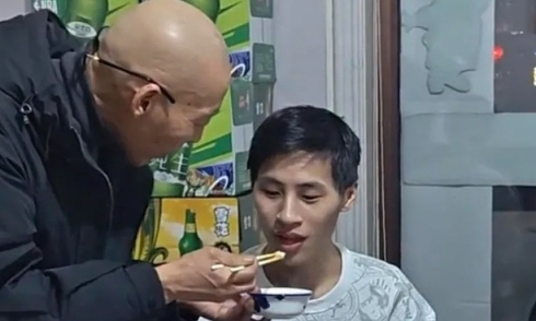 Boy lost at train station finds father after 25 years