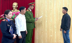 Mixing tap water with acetic acid to produce edible vinegar