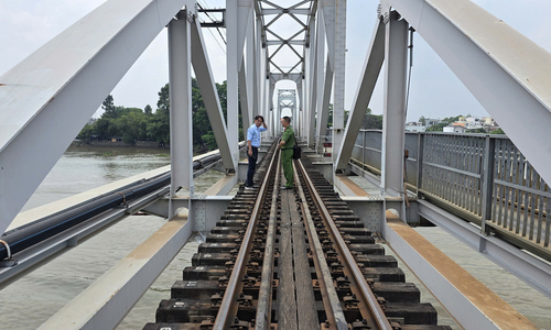 Dong Nai police consider prosecuting case of barge hitting Ghenh bridge