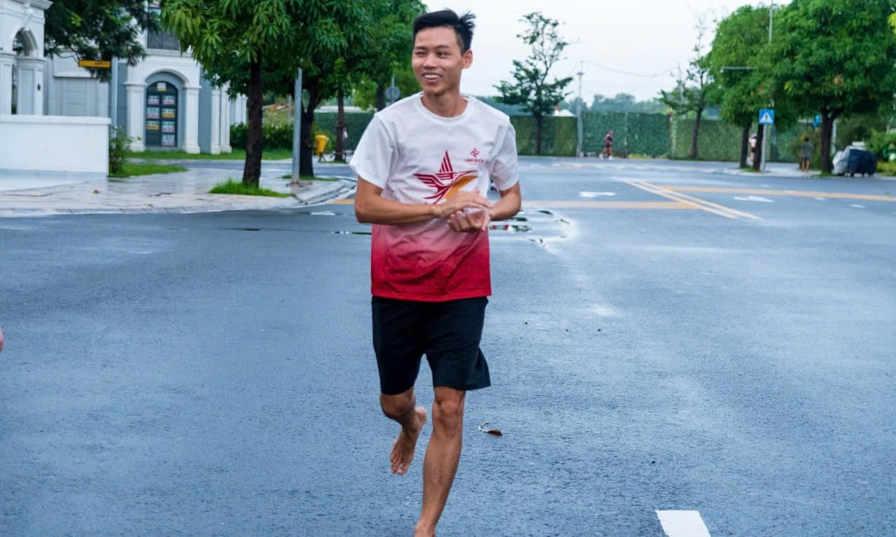 Visually impaired runner aims for sub-4 marathon at Ho Chi Minh City night race