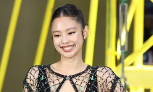 Jennie's daring look alongside stars at Chanel show