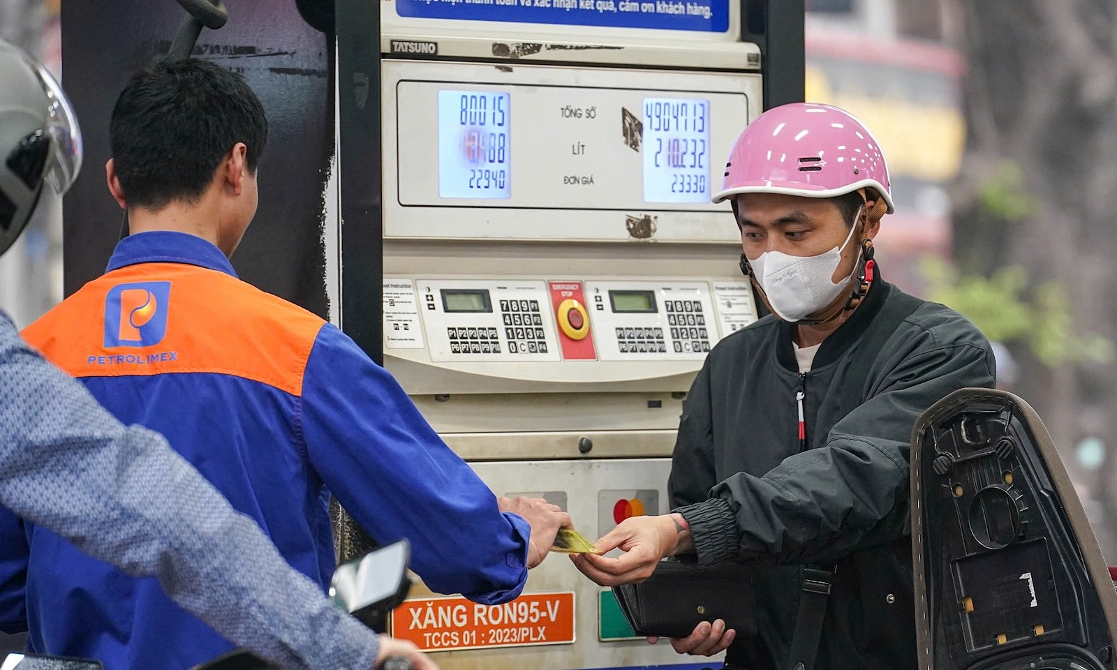 Fuel prices drop by nearly 4,000 VND per liter