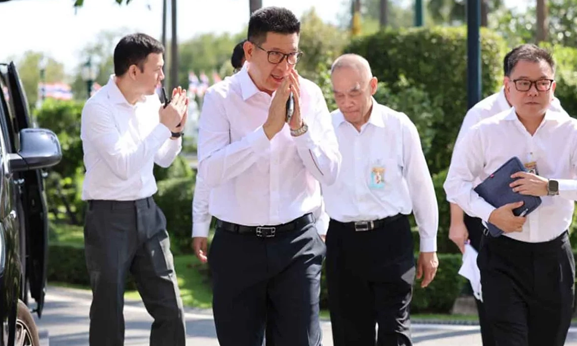 Thailand urges civil servants to use stairs for energy saving