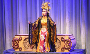 Cai Luong play portrays empress dowager Duong Van Nga ceding the throne