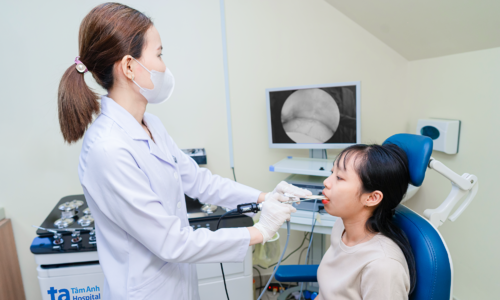 Does drinking a lot of water cure a sore throat?