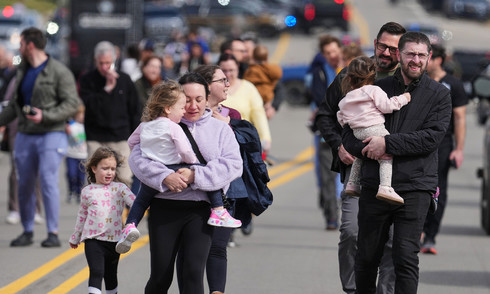 Gunman dies after crashing car into US synagogue