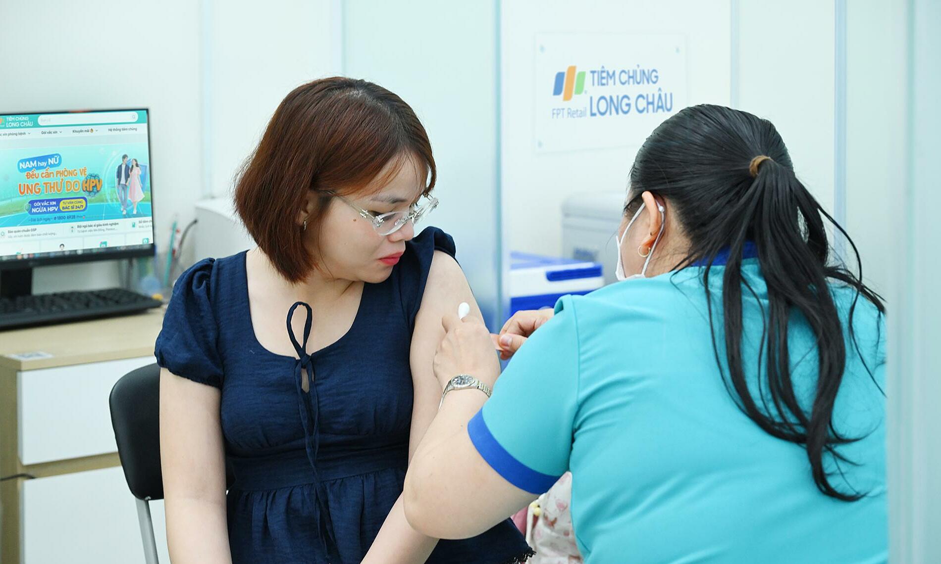 Long Chau offers free HPV screening to the community