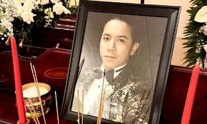 Colleagues visit Kasim Hoang Vu's memorial