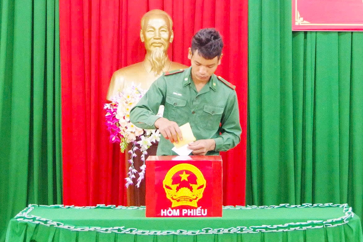 Border guards in Lam Dong cast early votes in border region