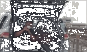 Driver fined 4 million VND for carrying passengers in car trunk