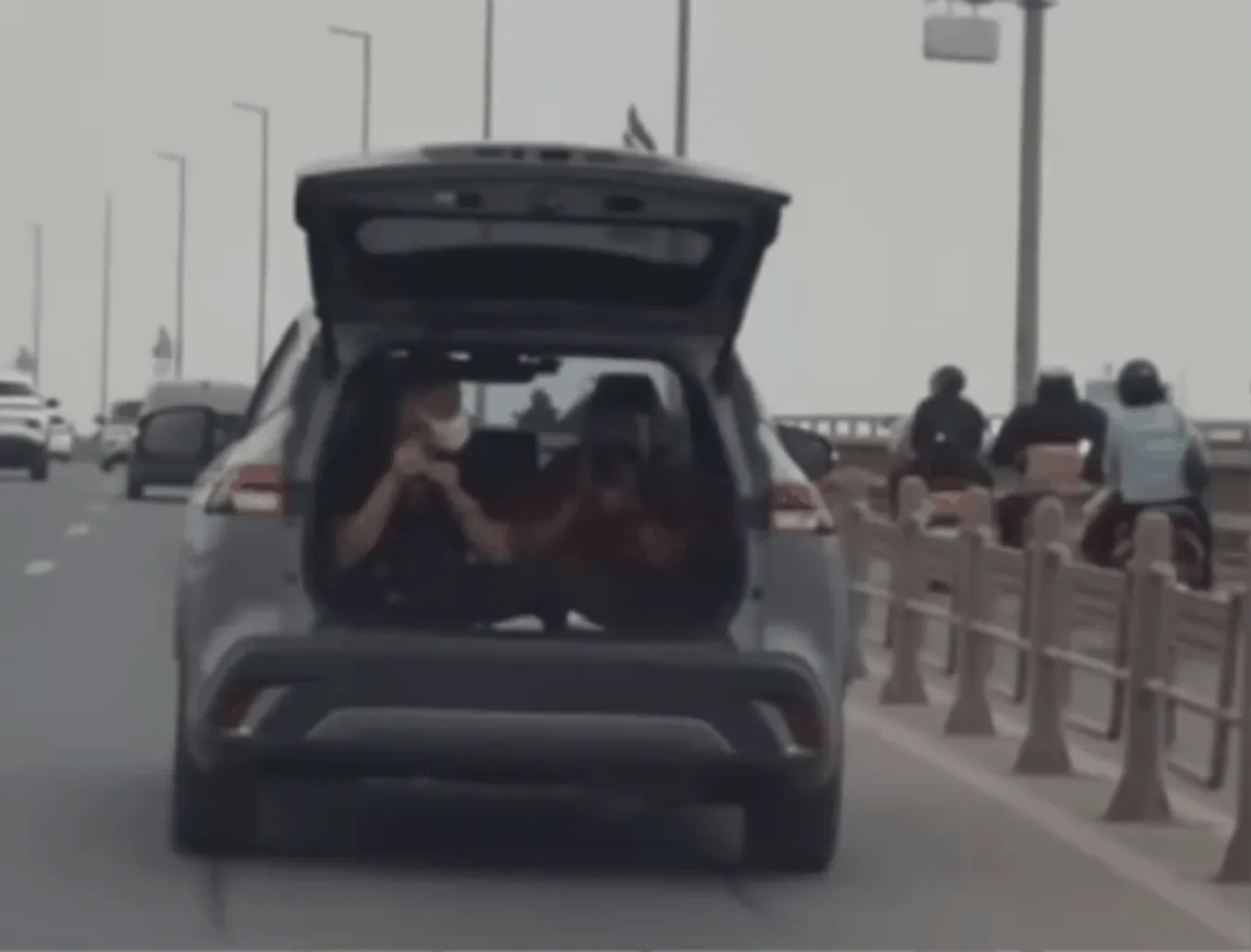 Driver fined 4 million VND for carrying passengers in car trunk