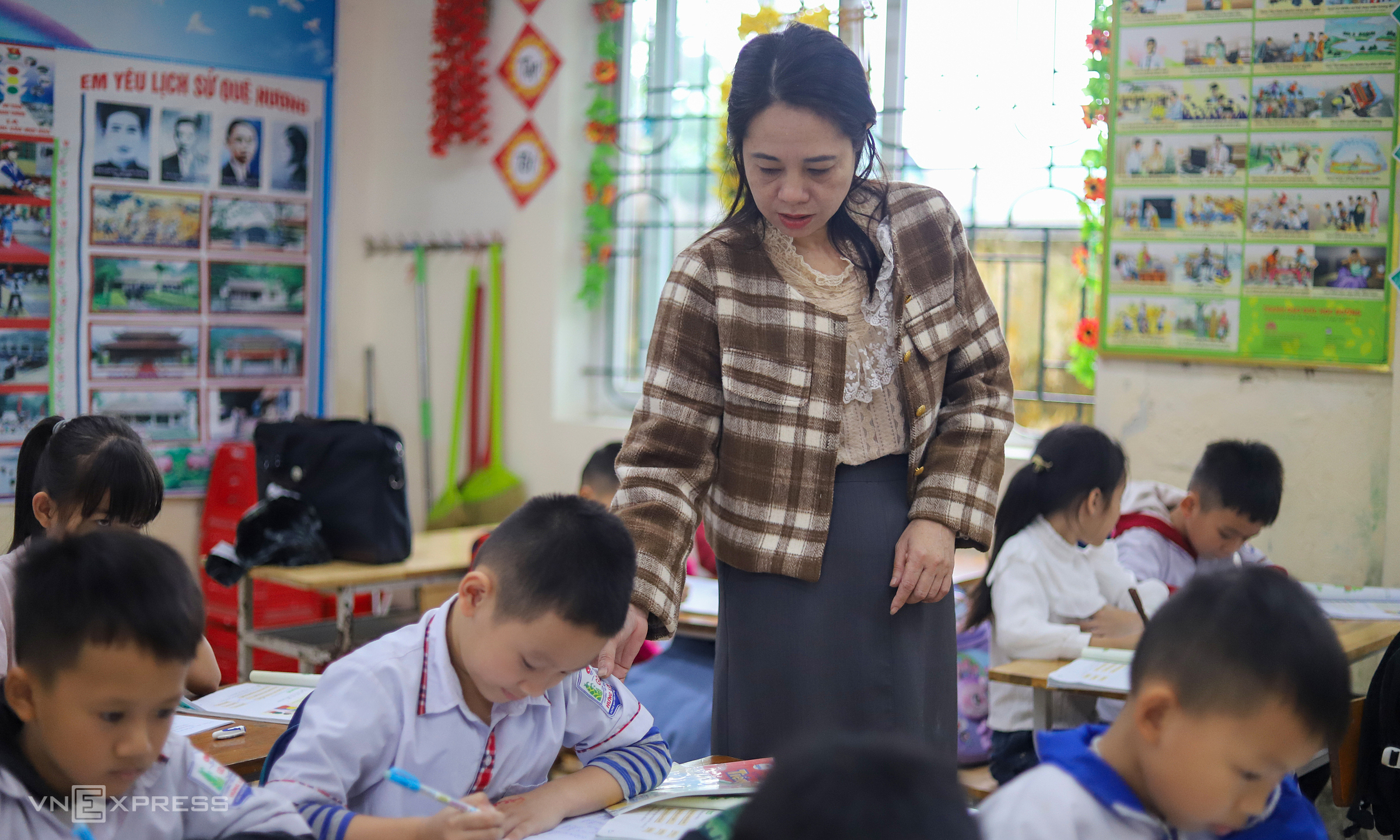 Which contract teachers will receive a base salary increase?