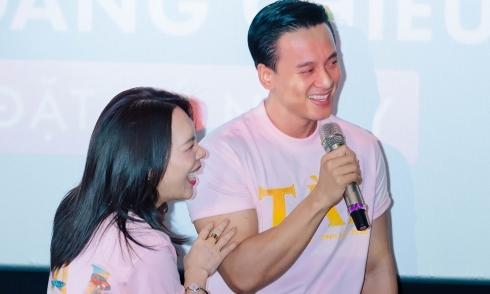 My Tam, Mai Tai Phen create a stir with affectionate dance