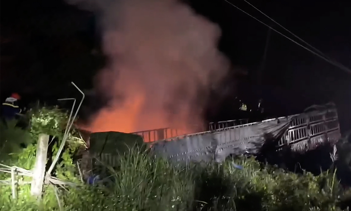 Tractor-trailer fire claims driver's life