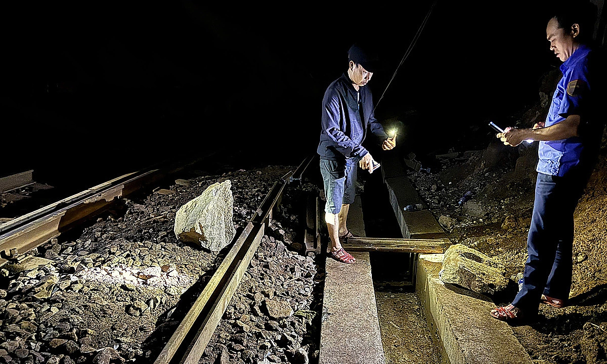 Rockslide on Hai Van Pass, north-south train service halted for second time in a day