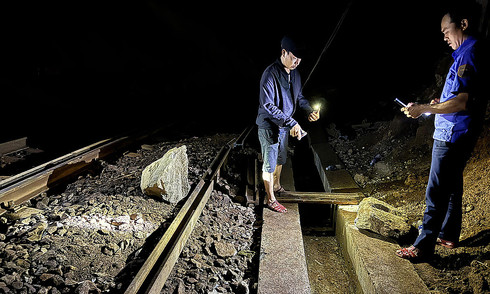 Rockslide on Hai Van Pass, north-south train service halted for second time in a day