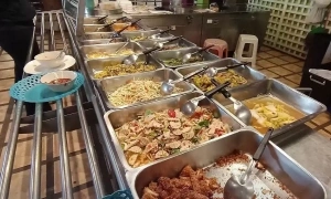 Bangkok street food vendors uniformly increase prices