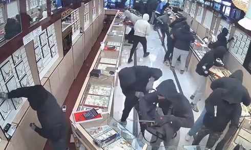 Raiding a jewelry store, over 1.5 million USD in jewelry stolen in 70 seconds