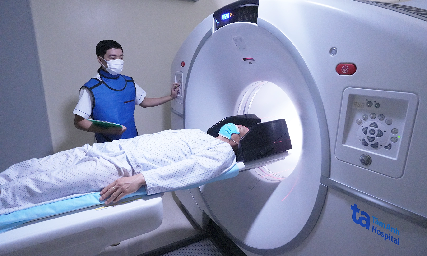 What should cancer patients note after a PET/CT scan?