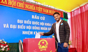Naturalized player Nguyen Xuan Son votes for the first time