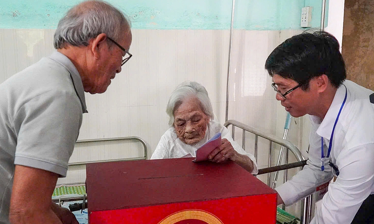 116-year-old woman and many centenarian voters participate in election