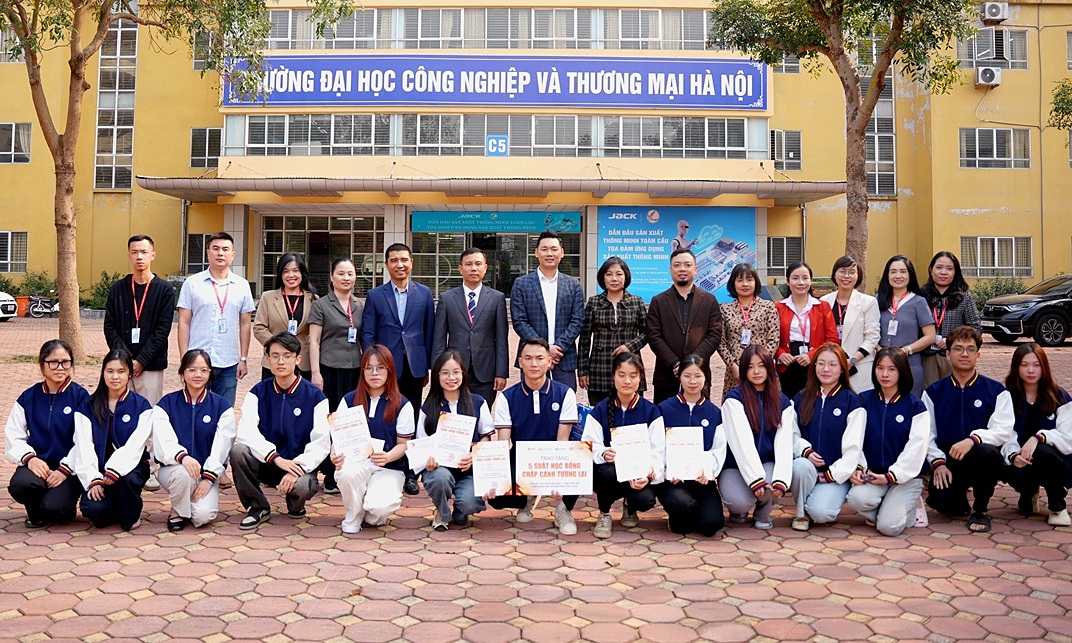 BSH coordinates with DBI Korea Insurance to award scholarships to students