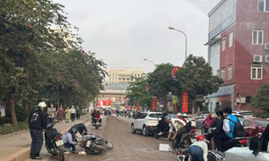 People fall due to mud on Hanoi streets